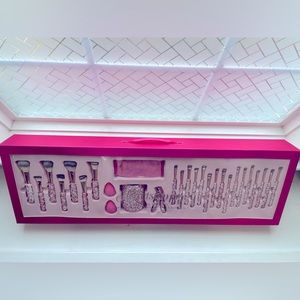 Glitz Glam 28 piece Rhinestone Heartstopper makeup brush set LIMITED EDITION